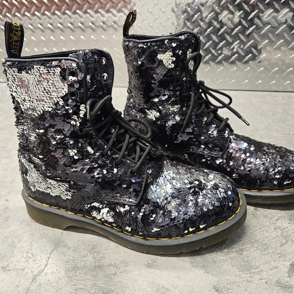 NWOB DOC MARTENS Pascal Sequin Black Boots